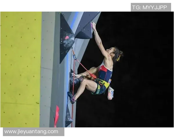 重庆攀岩队与深圳攀岩队赛后复盘分析比赛节奏与表现对比